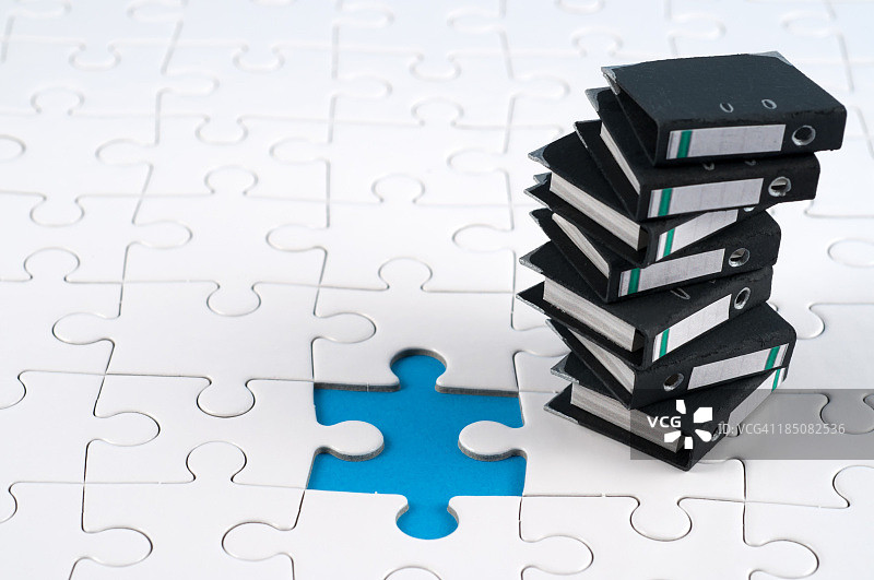 办公文件夹叠 - 拼图上的环形装订夹图片素材