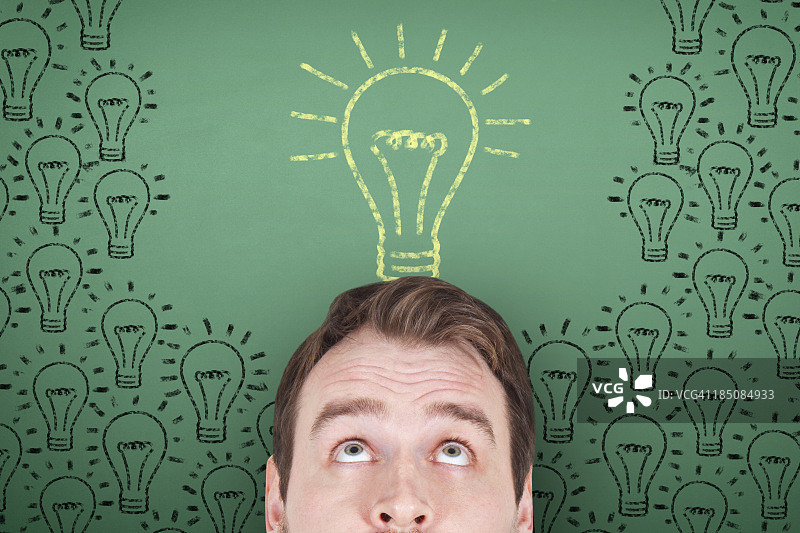 黑板上的灯泡图片素材