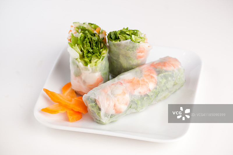 切片亚洲风味卷，白色背景图片素材