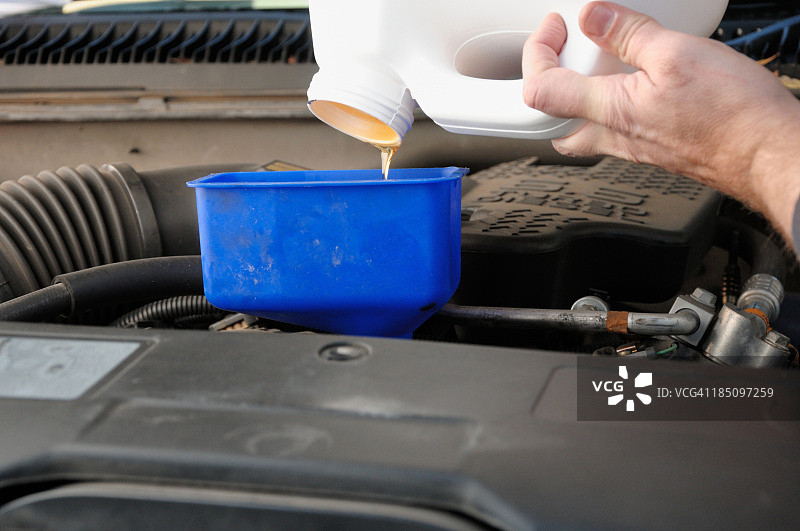 将剩余的油倒入发动机图片素材