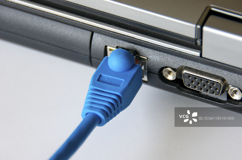 连接到笔记本电脑的电脑线图片素材