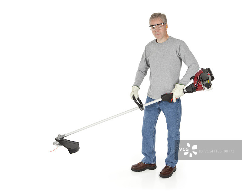 手持割草机的男人图片素材