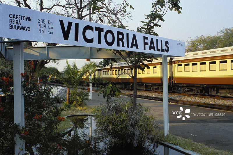 维多利亚瀑布车站的复古火车图片素材