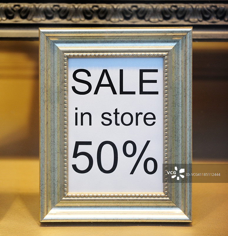 商店橱窗中的促销标志图片素材
