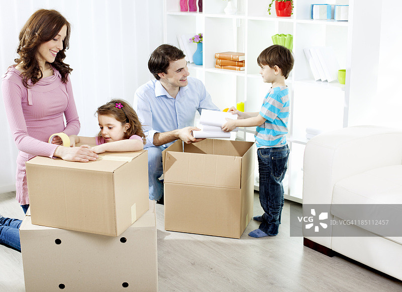 搬进新家的一家人图片素材