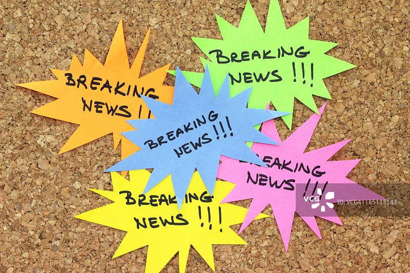 公告栏上的突发新闻图片素材