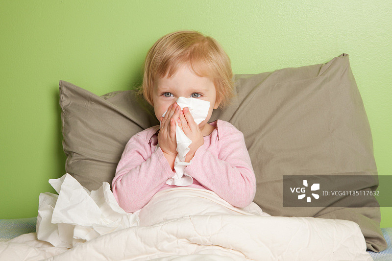 流鼻涕的小女孩图片素材
