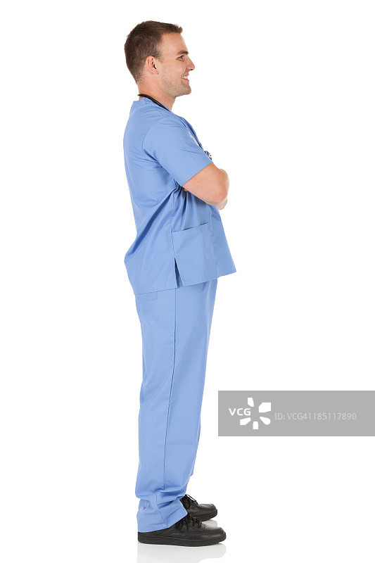 双手交叉站立的男护士侧面照图片素材