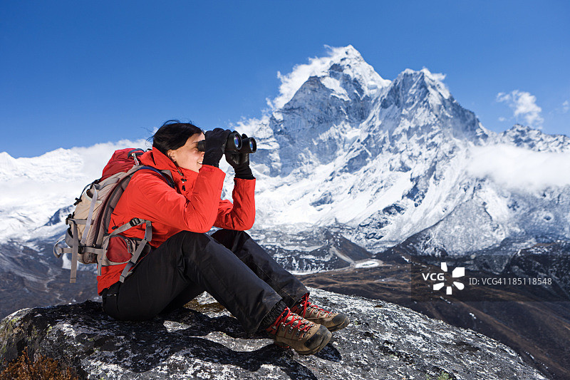 在珠穆朗玛峰国家公园看着阿玛达布拉姆峰的妇女图片素材