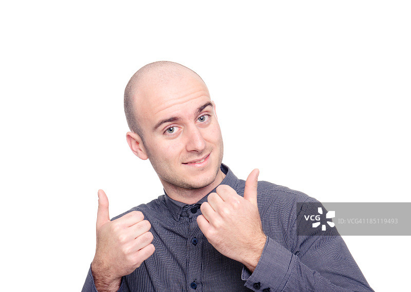 在白色背景上竖起双拇指的男人图片素材