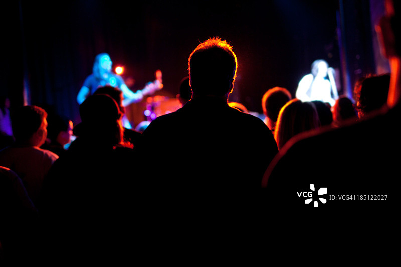 演唱会中的摇滚乐队粉丝图片素材