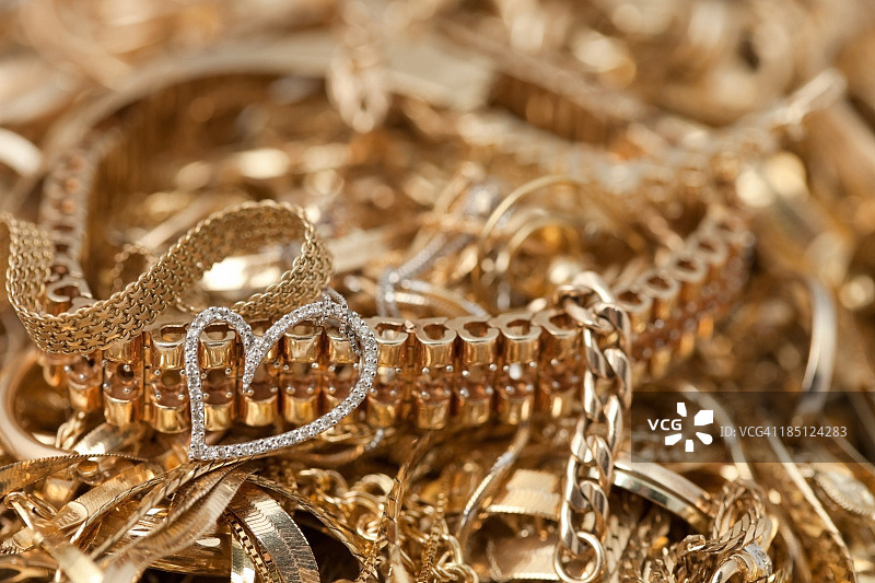 带心形的废金堆背景图片素材