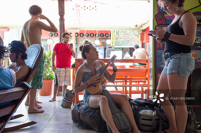 旅客入住圣胡安的社交旅馆图片素材