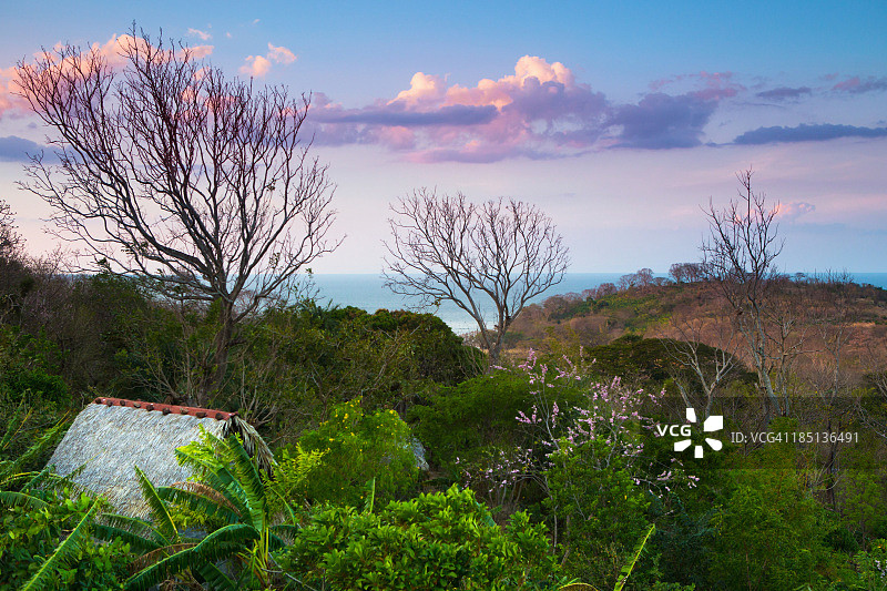 从奥梅特佩岛观看尼加拉瓜湖的日落图片素材