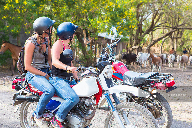 朋友们骑摩托车环岛旅行图片素材