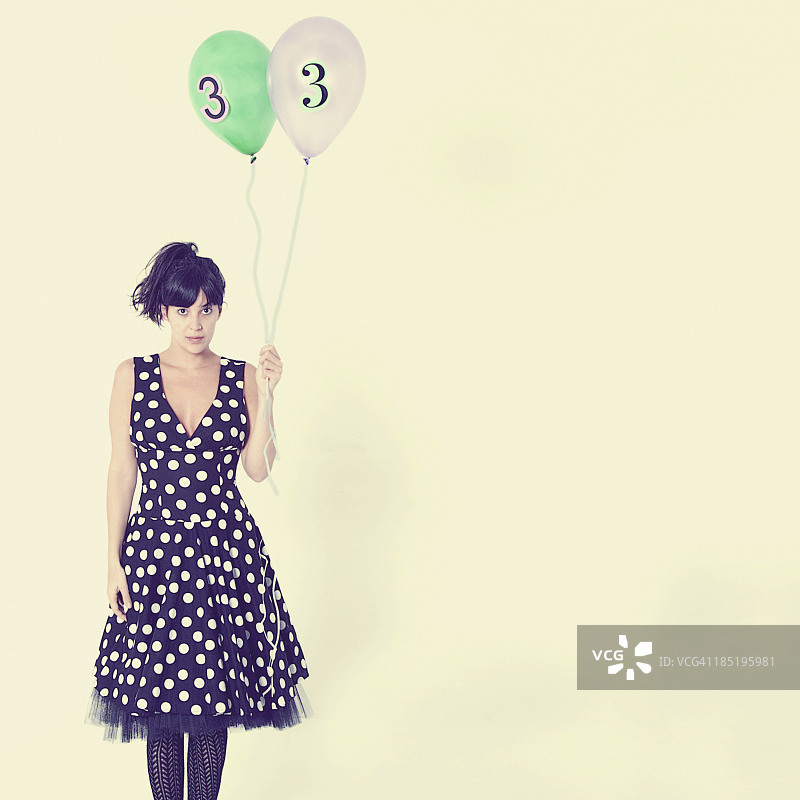 手持33号气球的女孩图片素材