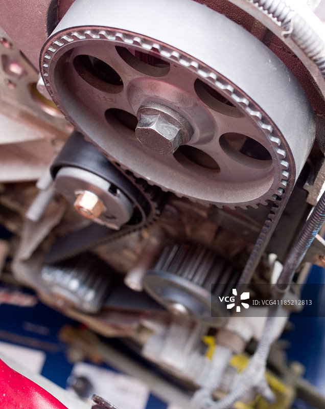 更换汽车上的正时皮带图片素材
