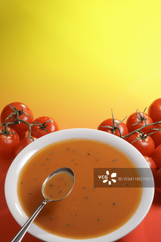 一碗番茄奶油汤和成堆的番茄图片素材