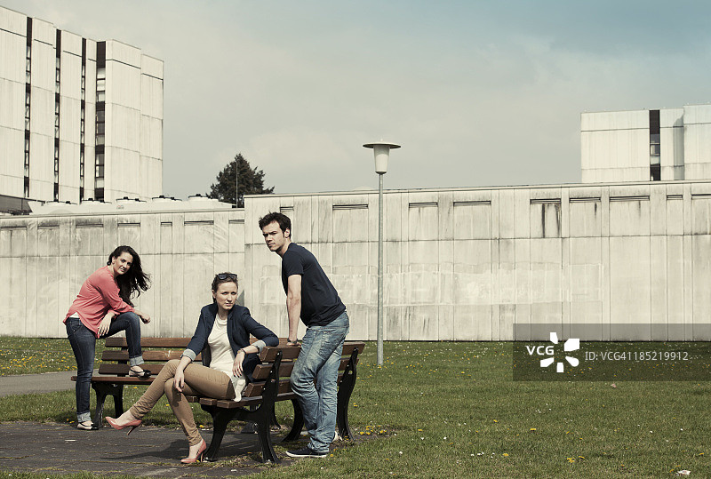 校园里的三名学生图片素材