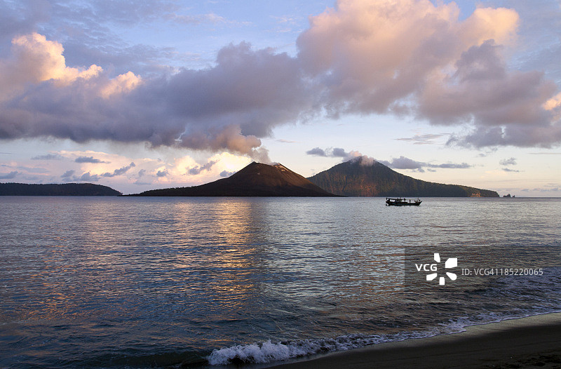 海滩所见的喀拉喀托火山之子图片素材
