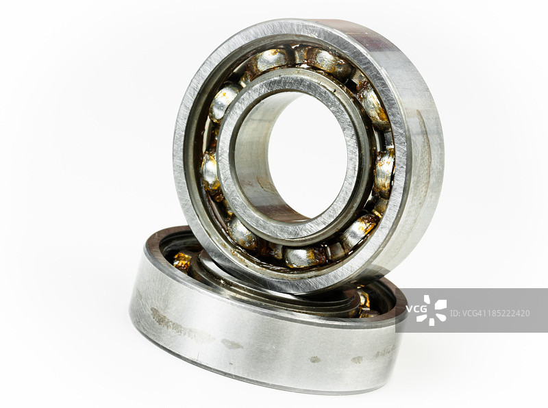 白色背景上的滚珠轴承图片素材