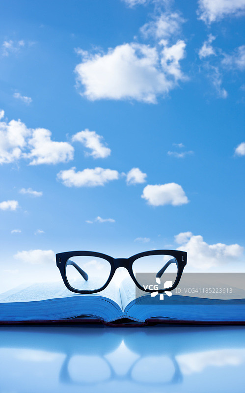 书本和眼镜图片素材