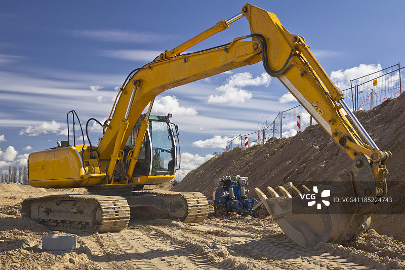 蓝天下的黄色挖掘机图片素材