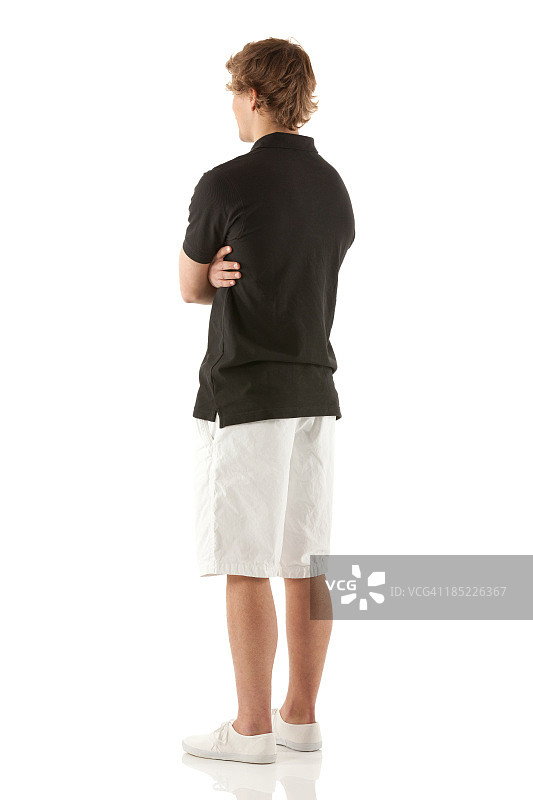 男人双臂交叉站立图片素材