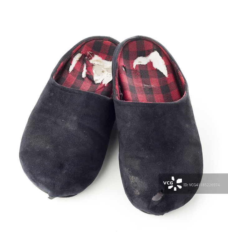 白色背景上破旧的旧拖鞋图片素材