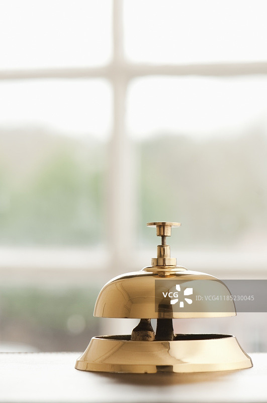 办公桌上靠窗的服务铃与复制空间图片素材