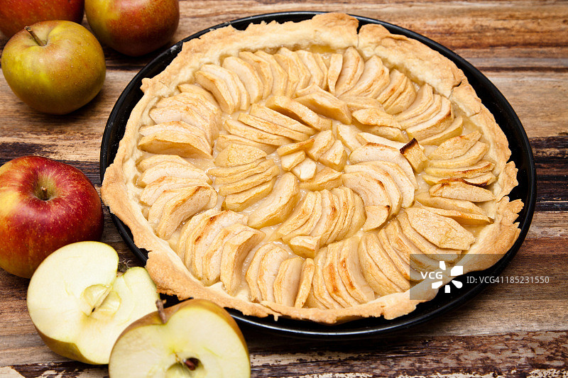 新鲜出炉的苹果派图片素材
