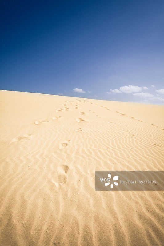 加那利群岛沙漠中的脚印图片素材