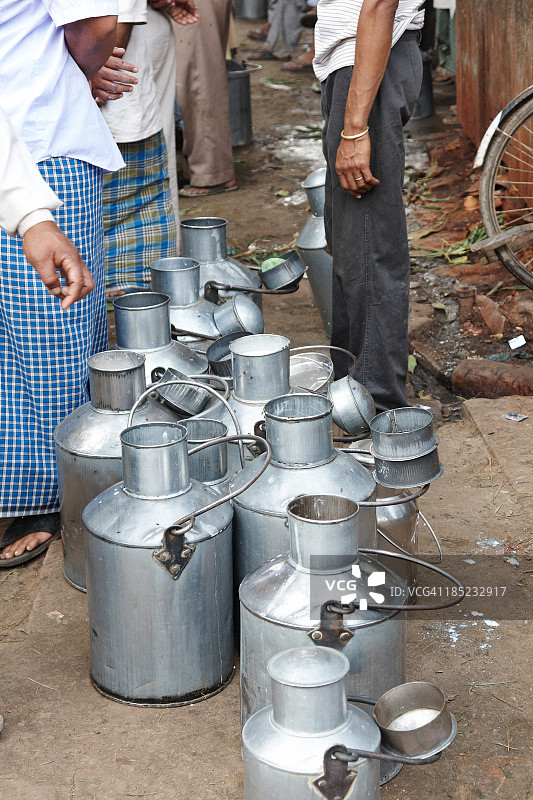 瓦拉纳西人行道上排列的打开的牛奶罐图片素材