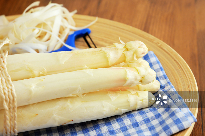 杯中新鲜芦笋与蓝白餐巾图片素材