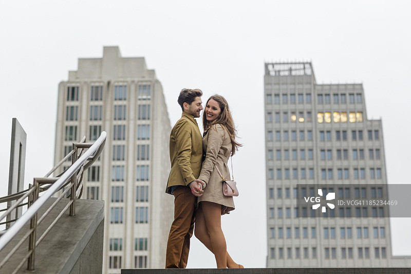 一对年轻情侣在柏林游玩图片素材