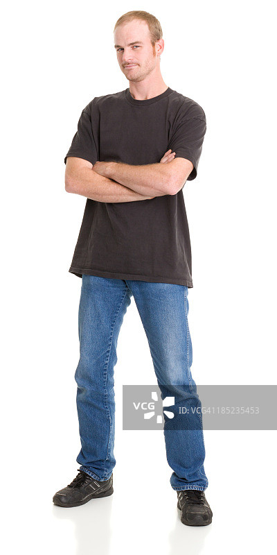 强壮男人交叉双臂站立图片素材