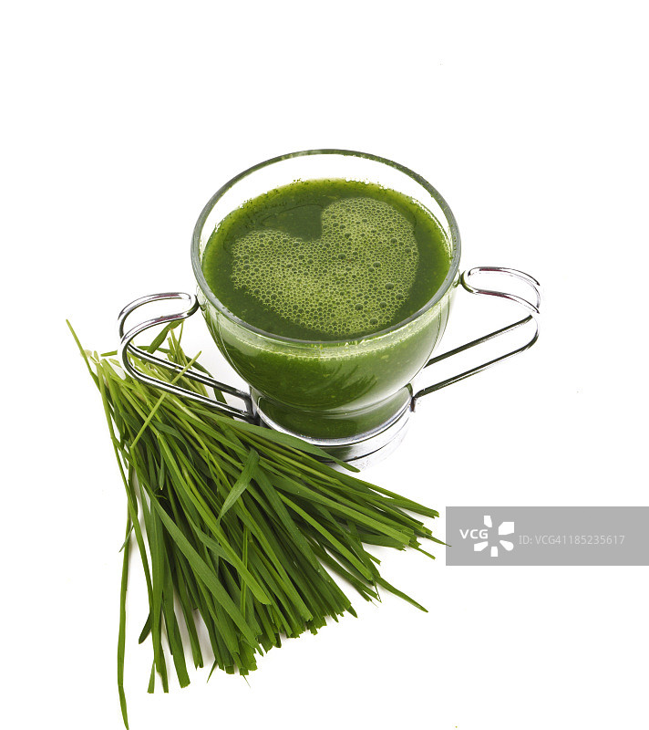 心形泡沫玻璃杯中的绿色冰沙图片素材