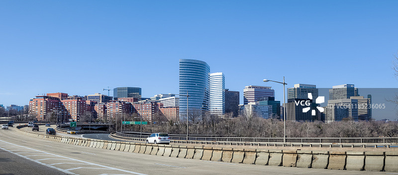 从卡斯蒂斯纪念桥看弗吉尼亚州阿灵顿的天际线图片素材
