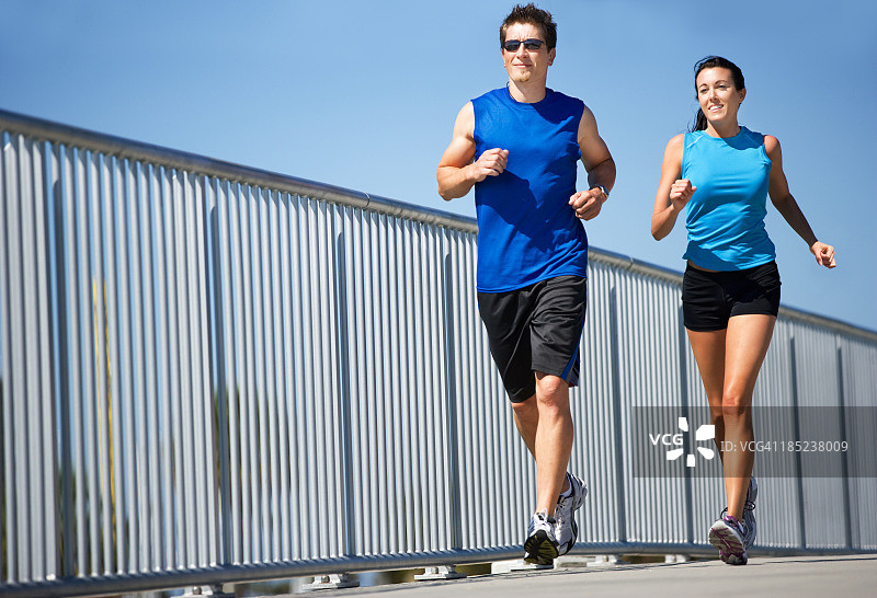 慢跑的年轻夫妇图片素材
