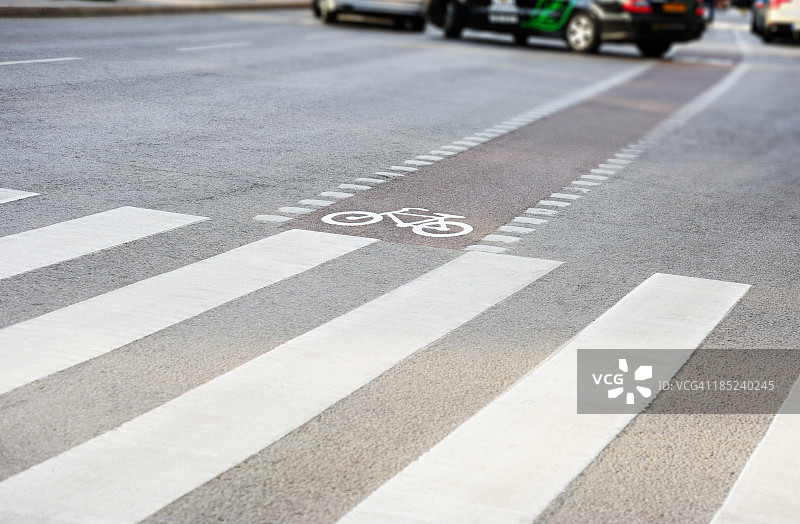 交通中的自行车道和斑马线图片素材
