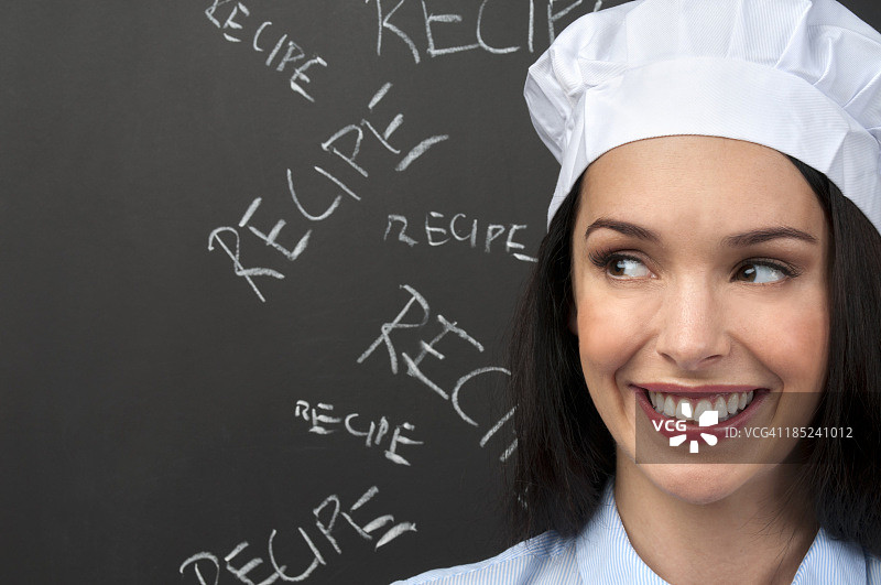 女厨师在菜谱前思考图片素材