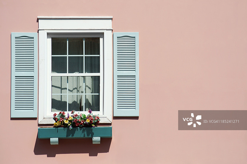 带有粉色背景和窗台花箱的窗户图片素材