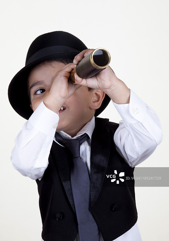 手持望远镜的小侦探图片素材