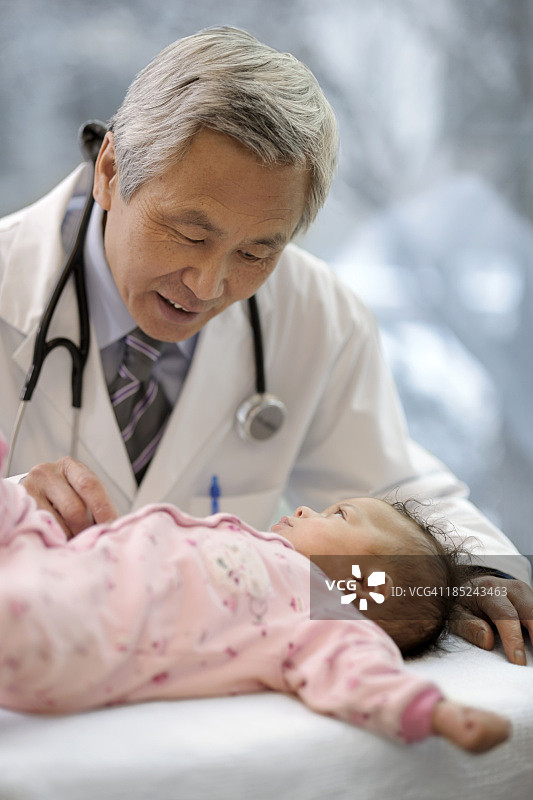 亚洲男医生检查婴儿图片素材