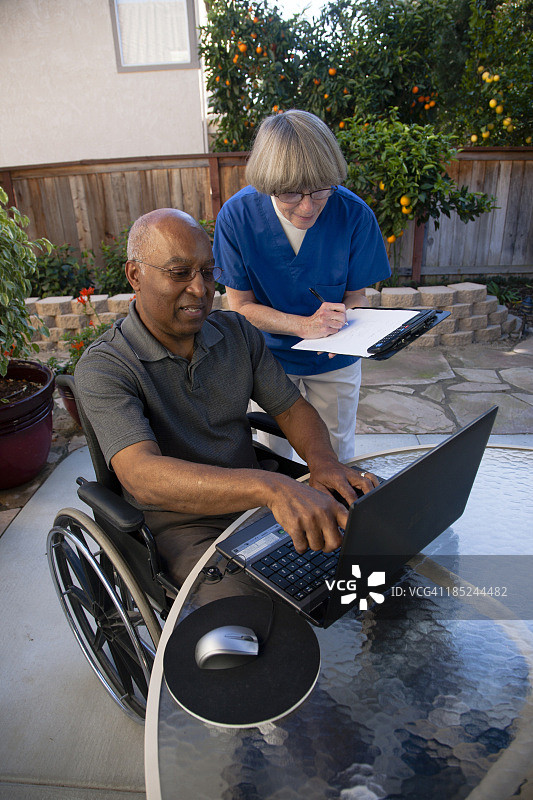 医护人员帮助残疾老人图片素材