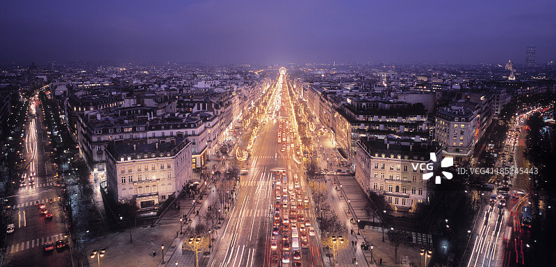 法国巴黎灯火通明的香榭丽舍大街图片素材