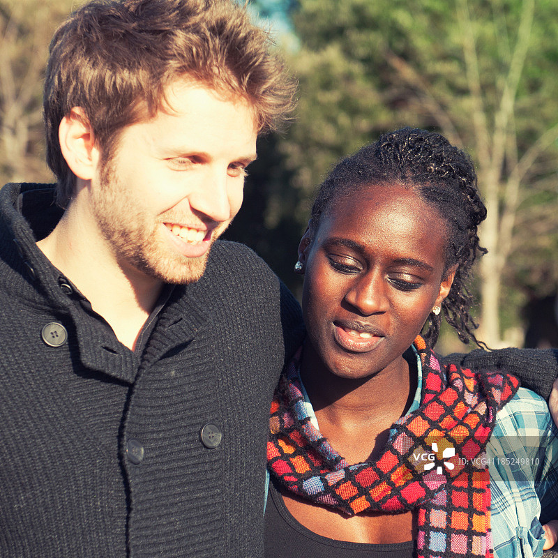 朋友们在黄昏的阳光下尽情享受图片素材