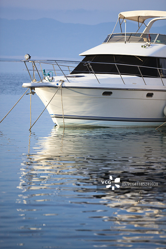 水面上的机动船倒影图片素材