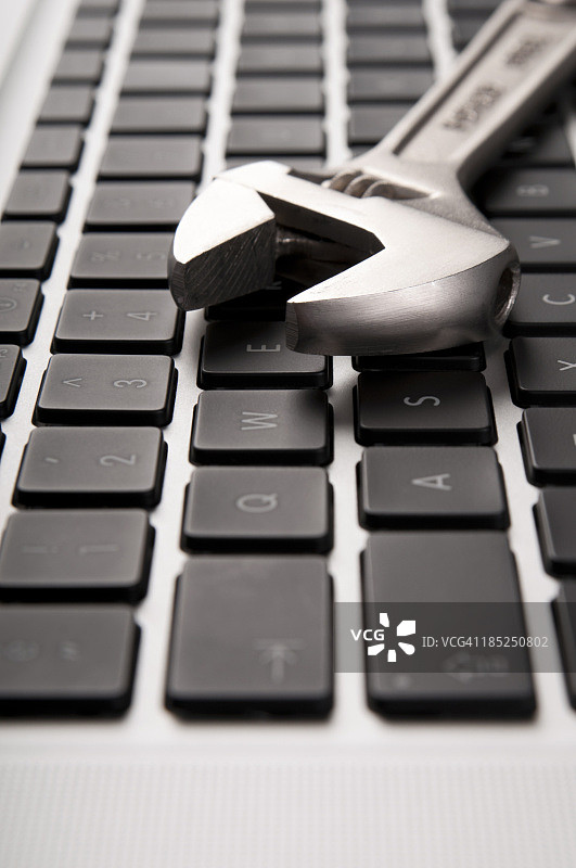 键盘上的扳手图片素材