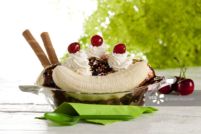 花园餐桌上的香蕉船图片素材